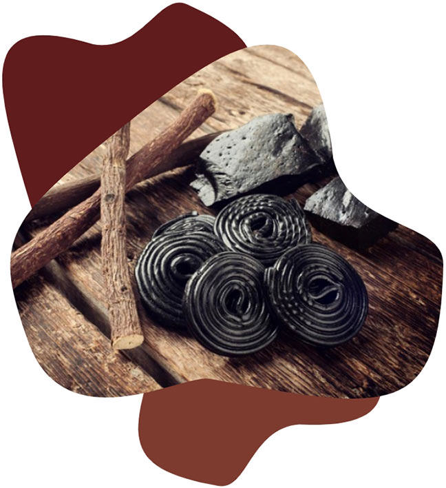 Nahaufnahme von Lakritzschnecken und Lakritzwurzeln