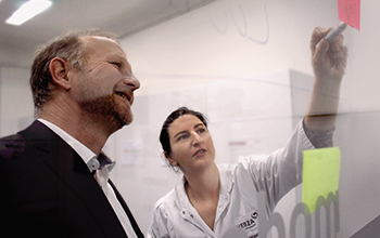 HERZA Vertriebsleiter und Produktentwicklerin im Gespräch